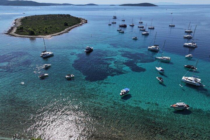 Split/Kaštela/Trogir : Blaue Lagune 3 Inseln Tour mit Getränken