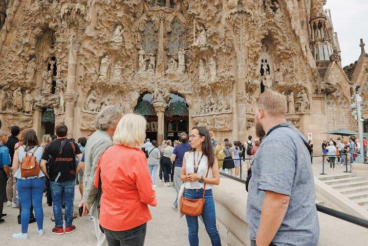 Barcelona: Highlights of Sagrada Familia Max 6 People Guided Tour