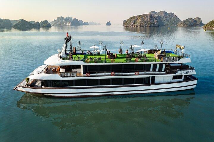Crociera a 5 stelle Ambrose Halong Bay con pranzo a buffet, festa al tramonto