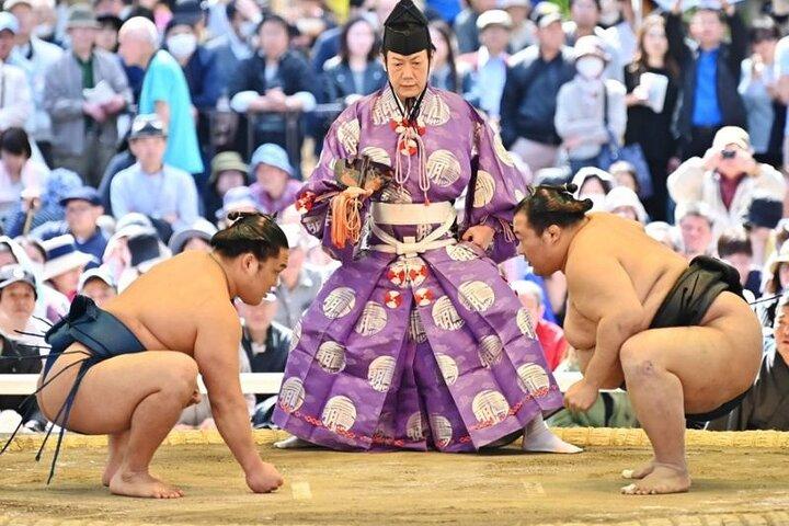 Official Sumo Tournament Ticket with Guided Experience in Tokyo