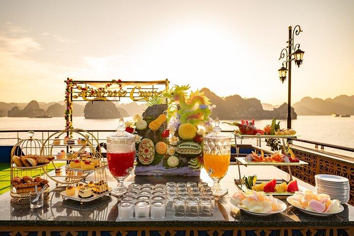 5つ星アンブローズハロン湾クルーズ（ビュッフェランチ、サンセットパーティー付き）