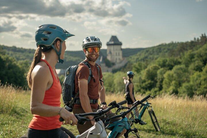 プラハからのE-Bike 1日旅行：強大なKarlstejn Castle