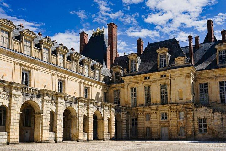 Château de Fontainebleau Private Tour from Paris with Entry