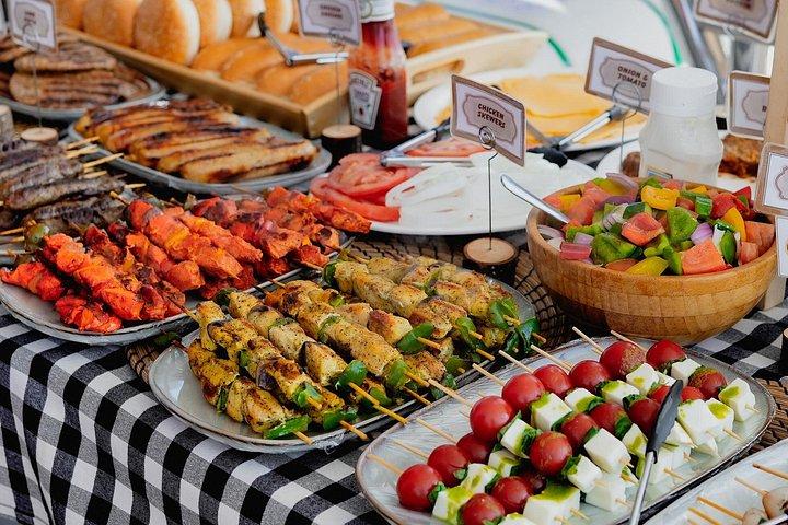 ドバイマリーナラグジュアリーヨットツアー（朝食またはBBQ付）
