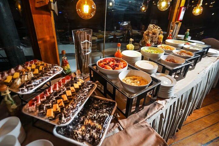 Dubai Marina Dhow Dinner Cruise con buffet e intrattenimento