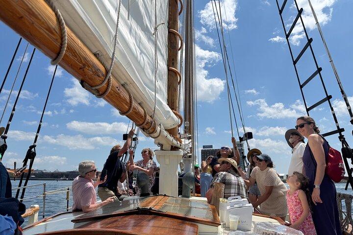 Pasticceria & Prosecco a bordo di una nave alta nel porto di Boston