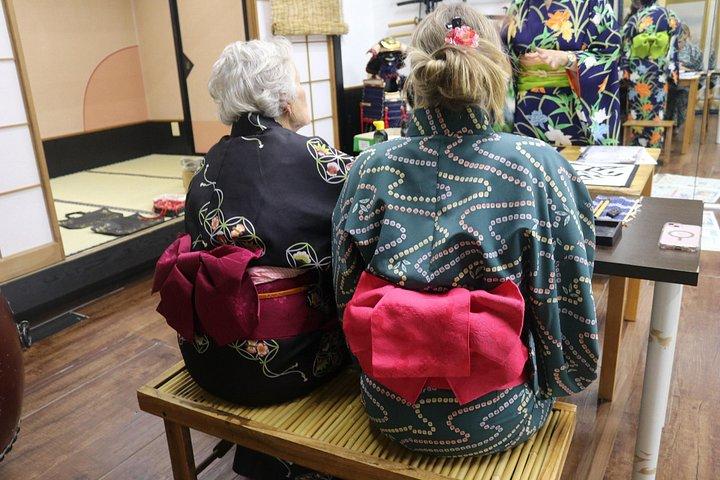 大阪城下の着物で書道の禅を学ぶ