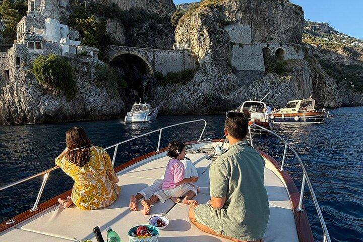 Positano zonsondergang gedeeld door boot met aperitief