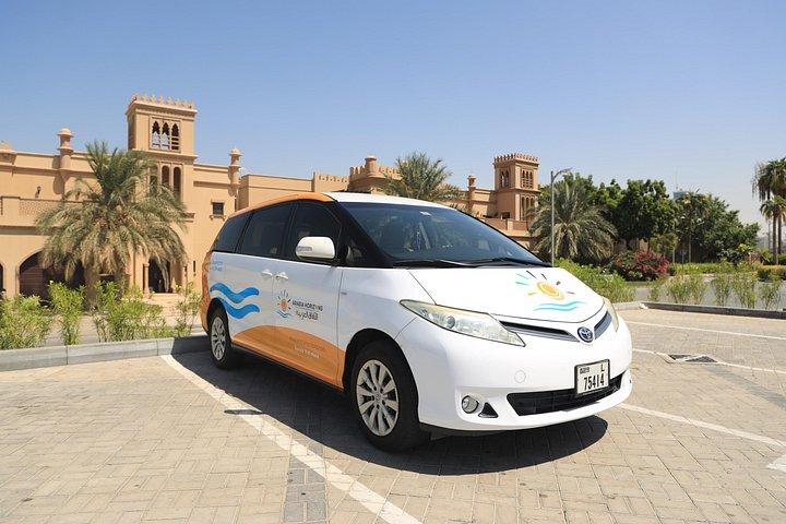 ドバイまたはアブダビでのプライベート運転手付き車半日または終日