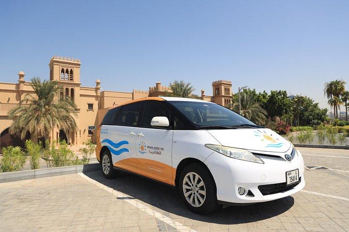 ドバイまたはアブダビでのプライベート運転手付き車半日または終日