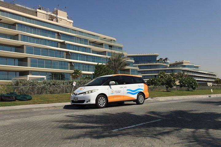 ドバイまたはアブダビでのプライベート運転手付き車半日または終日