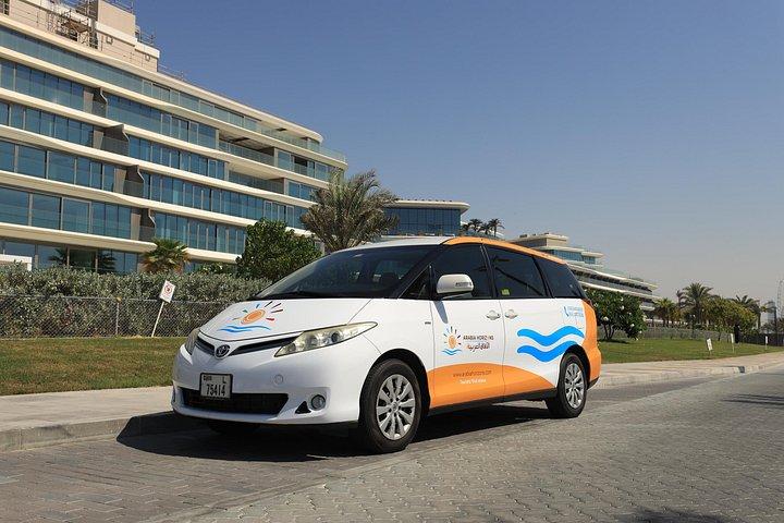 ドバイまたはアブダビでのプライベート運転手付き車半日または終日