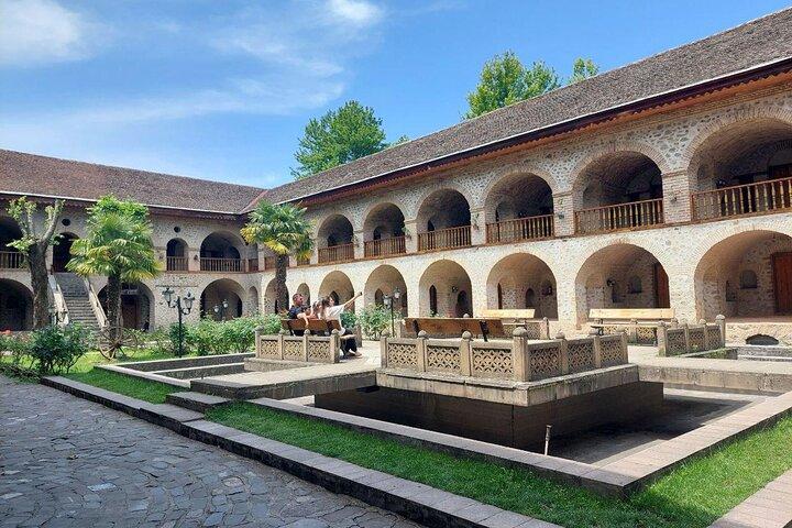 Sheki maravilhas do palácio khans para a estrada da seda