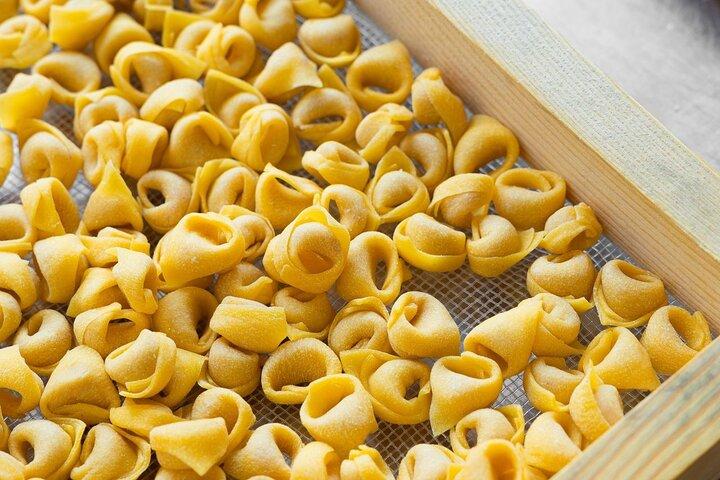 Lær at lave pasta og nyd frokost i hjertet af Bologna.
