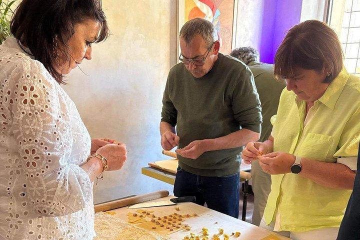 ボローニャの中心部でパスタの作り方を学び、ランチを楽しみましょう。