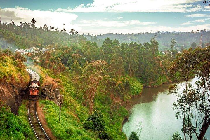 Desde Kandy: Boleto de tren panorámico de segunda o tercera clase a Ella