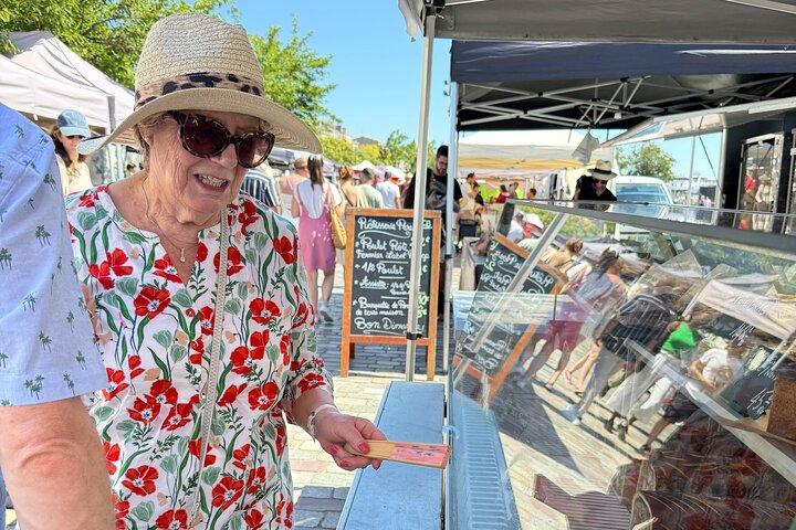 Visite privée de la gastronomie à Bordeaux : visite du marché dominical et croisière gourmande