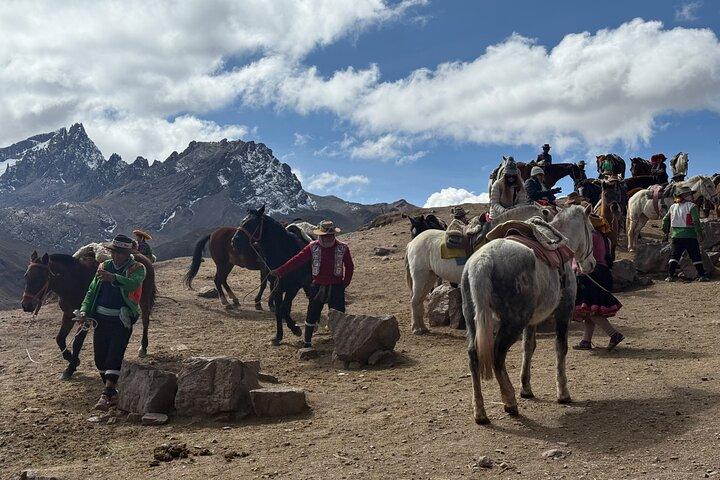 Rainbow Mountain on Horseback 1-Day Tour