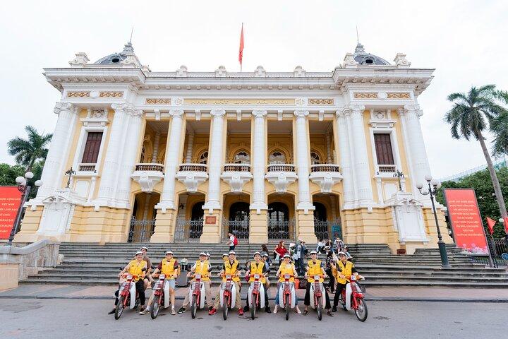 Vintage Motorbike Tour | Excursão histórica da cidade com almoço incluído