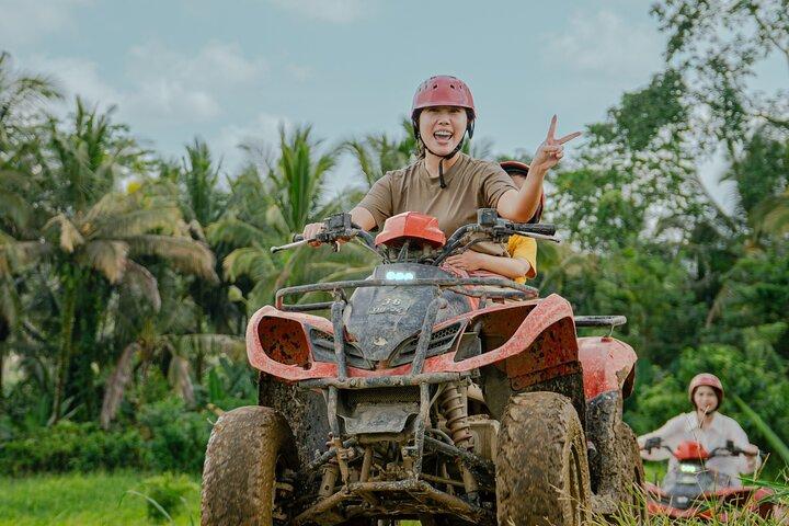 歴史的なトンネルと風光明媚な滝を通るBALI ATV Kuber