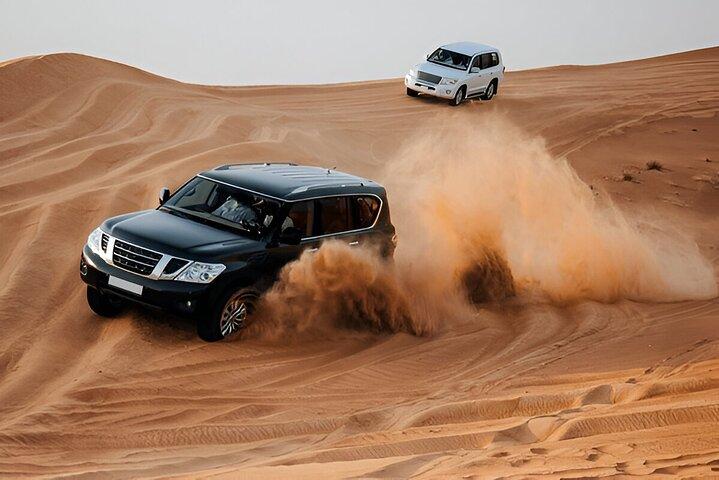 Tour Safari nel deserto di Dubai con spettacolo di fuoco, danza del ventre e cena barbecue