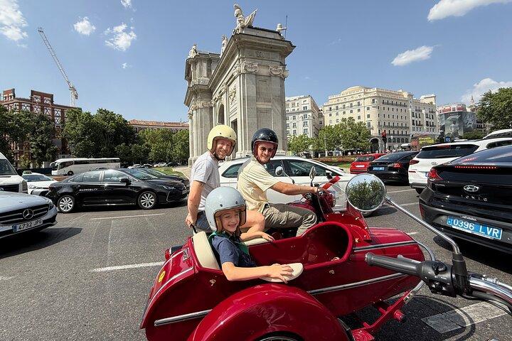 Aspectos destacados de Madrid : Tour privado en sidecar vintage (1 hora)