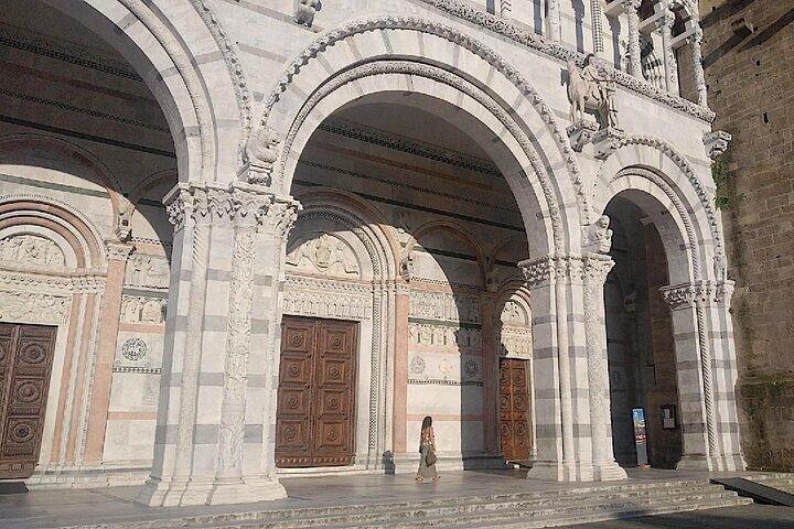Lucca and Tuscan Winery Escape from the Port of La Spezia