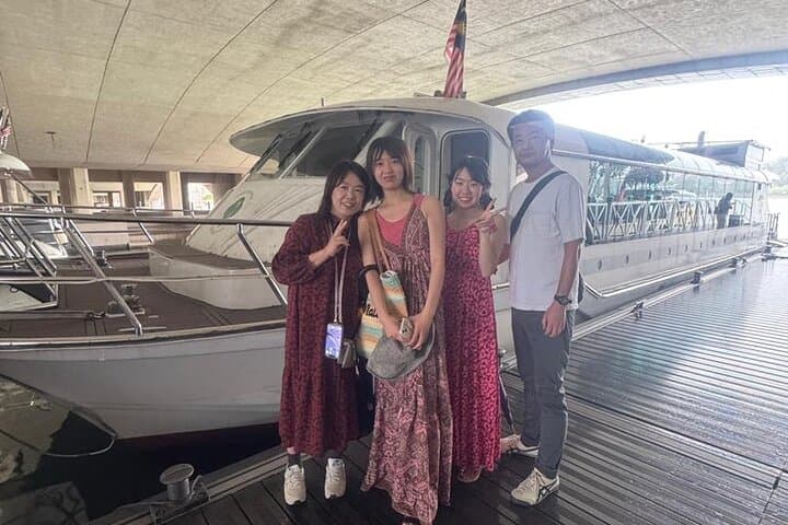 Putrajaya Tour with Pink Mosque and Boat Ride