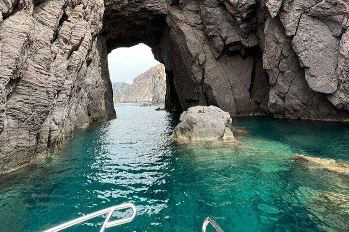 Tour di Lipari in Barca Privata da Lipari, Salina Opzionale 4/8h