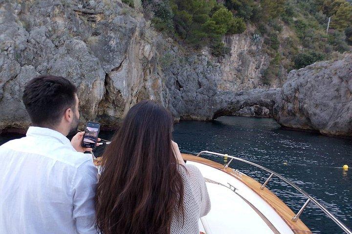 サレルノ、アマルフィ、ポジターノ発アマルフィ海岸ボートツアー