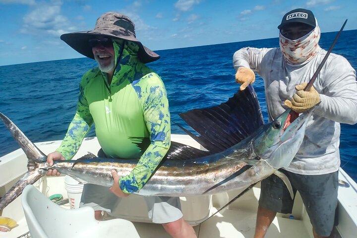 Excursão privada de pesca no mar profundo em Isla Mujeres e Cancún