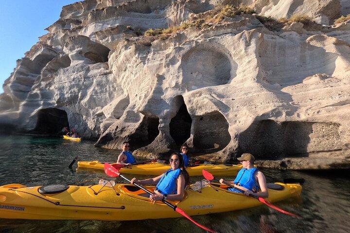 Sunset Kayak eventyr i Milos til farverige Klima