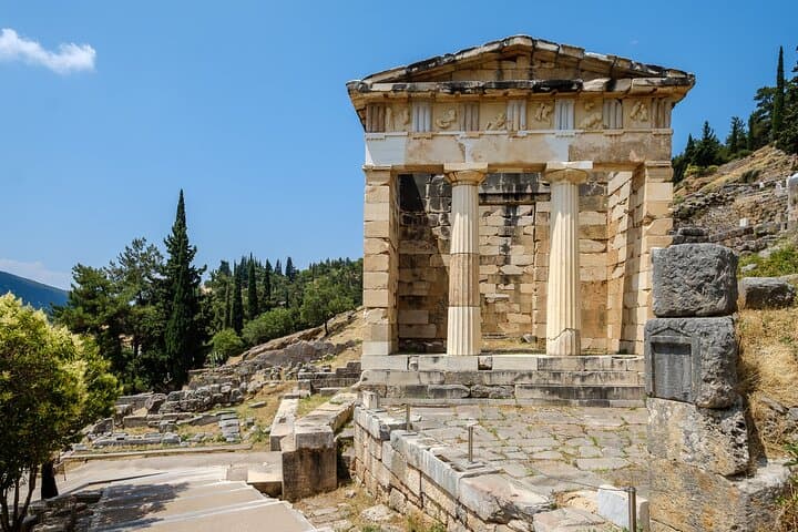 Athens to Delphi and Arachova: Private Day-Trip