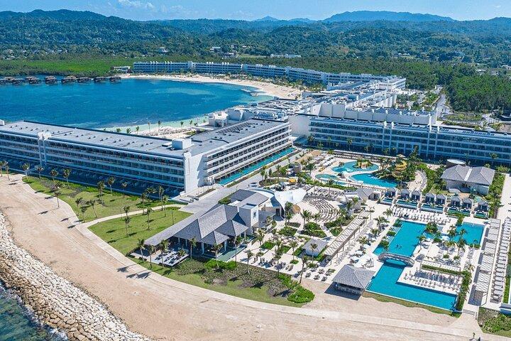 AZUL、ROYALTON、RIU、HEDONISMへの「プライベート」空港送迎