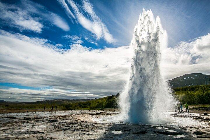 Gyllene Cirkeln och Ice Cave Tour i Monster Truck från Reykjavik