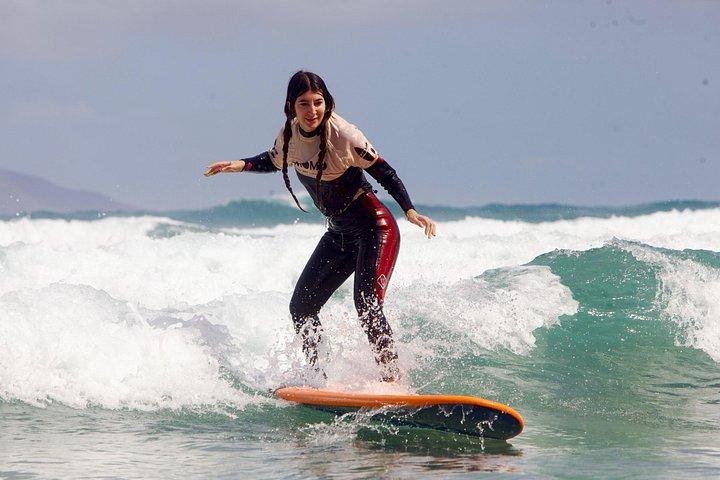 ランサローテ島でのサーフィンレッスン：地元のスクールでサーフィンを学ぼう