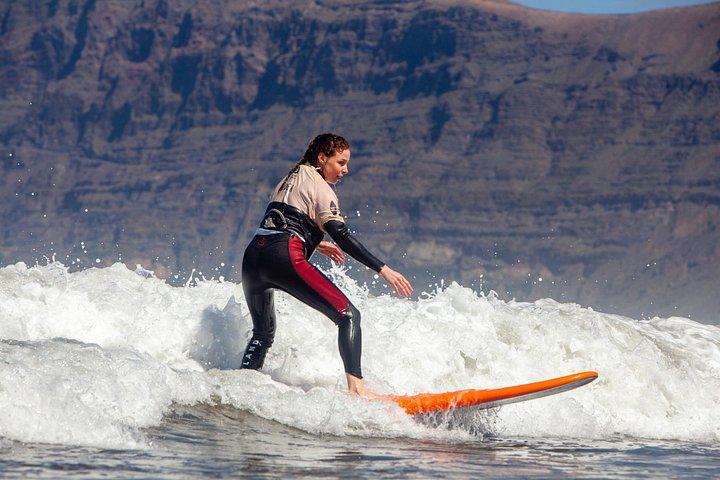 ランサローテ島でのサーフィンレッスン：地元のスクールでサーフィンを学ぼう