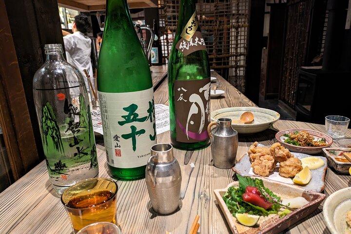 Excursão privada de comida e sake no centro de Kyoto com Sake Sommelier