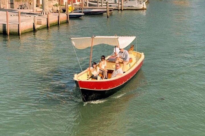 Puesta de sol en un barco típico de Venecia