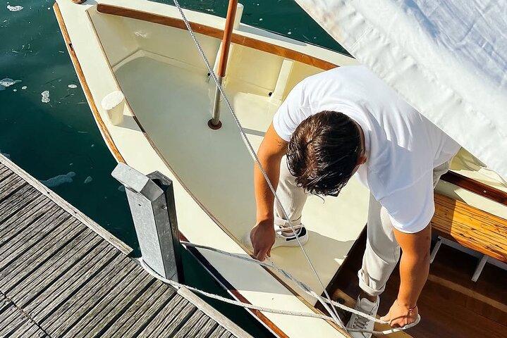 Pôr do sol em um barco típico em Veneza