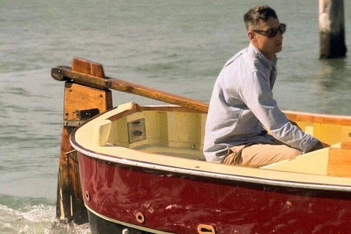 Pôr do sol em um barco típico em Veneza