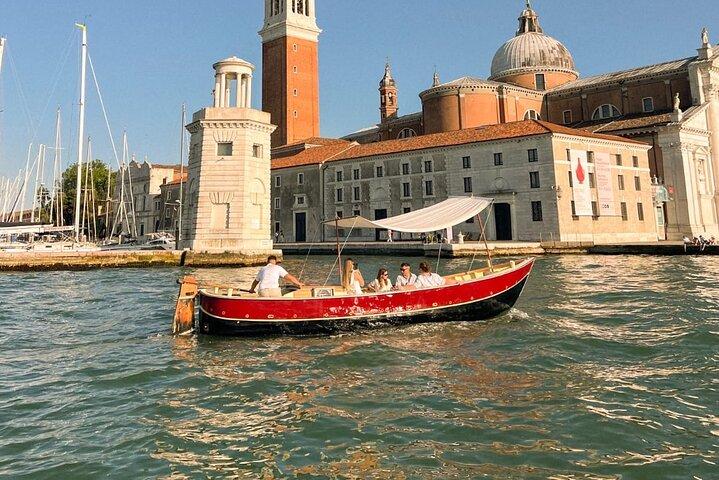 Pôr do sol em um barco típico em Veneza