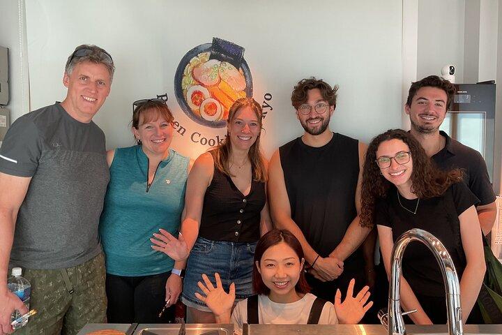 Cozy Tokyo Class: Ramen, Sushi, Sake Pairing & Intercâmbio Cultural