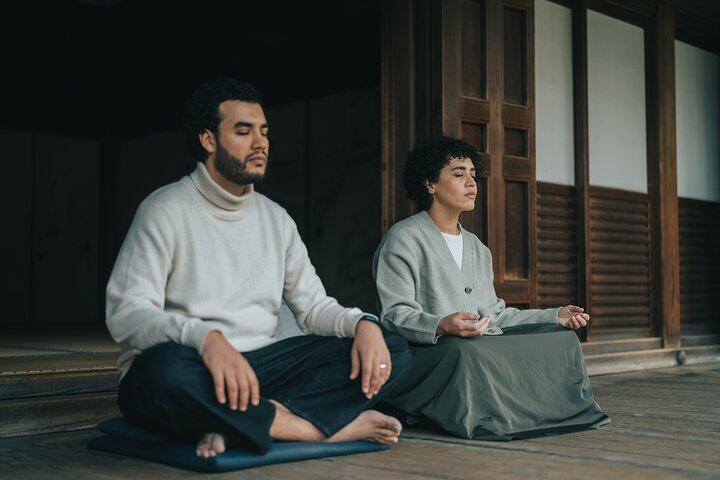 Exklusive Zen-Meditation in einem versteckten Tempel