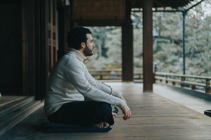 Exklusive Zen-Meditation in einem versteckten Tempel