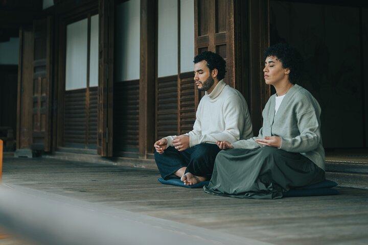 Exklusive Zen-Meditation in einem versteckten Tempel
