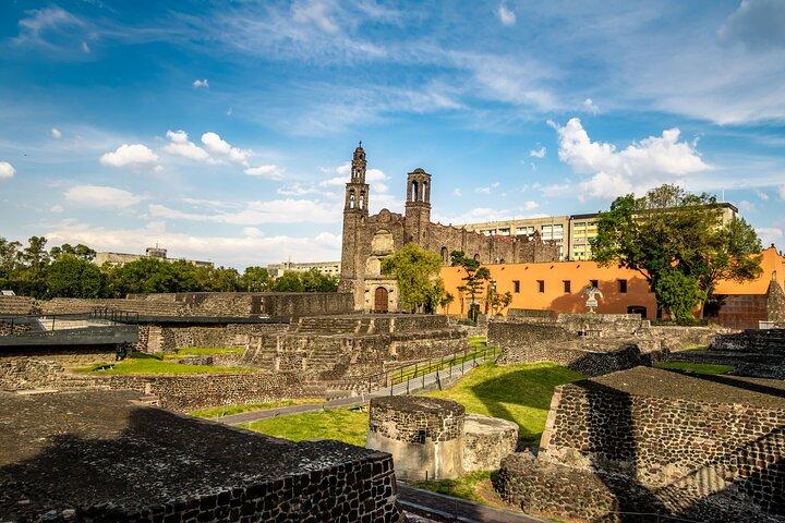 メキシコシティ発：テオティワカンとグアダルーペの聖堂ツアー