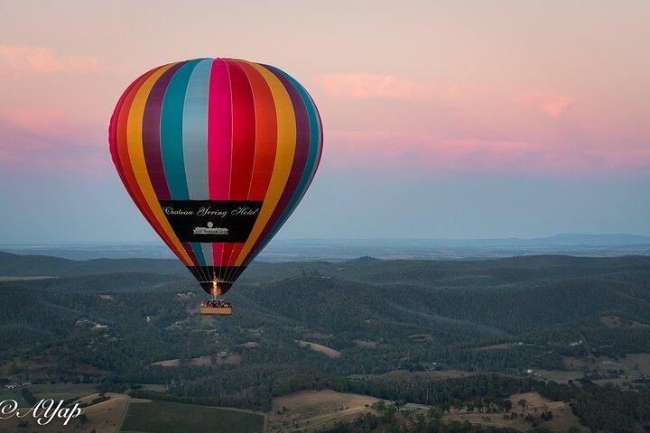 Yarra Valley Ballooning met wijngaard en uitzicht op de bergen
