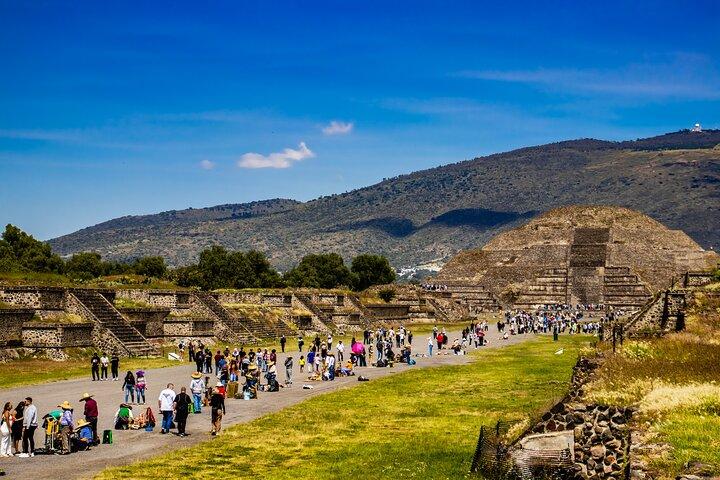 メキシコシティ発：テオティワカンとグアダルーペの聖堂ツアー