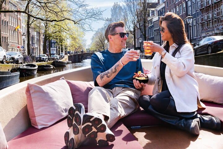 Guided Amsterdam Canal Cruise – Snacks & Drinks on board(1 Hour)